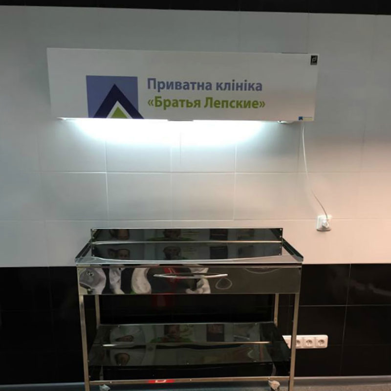 Диспенсер з нанесеним логотипом і назвою стоматологічної клініки.