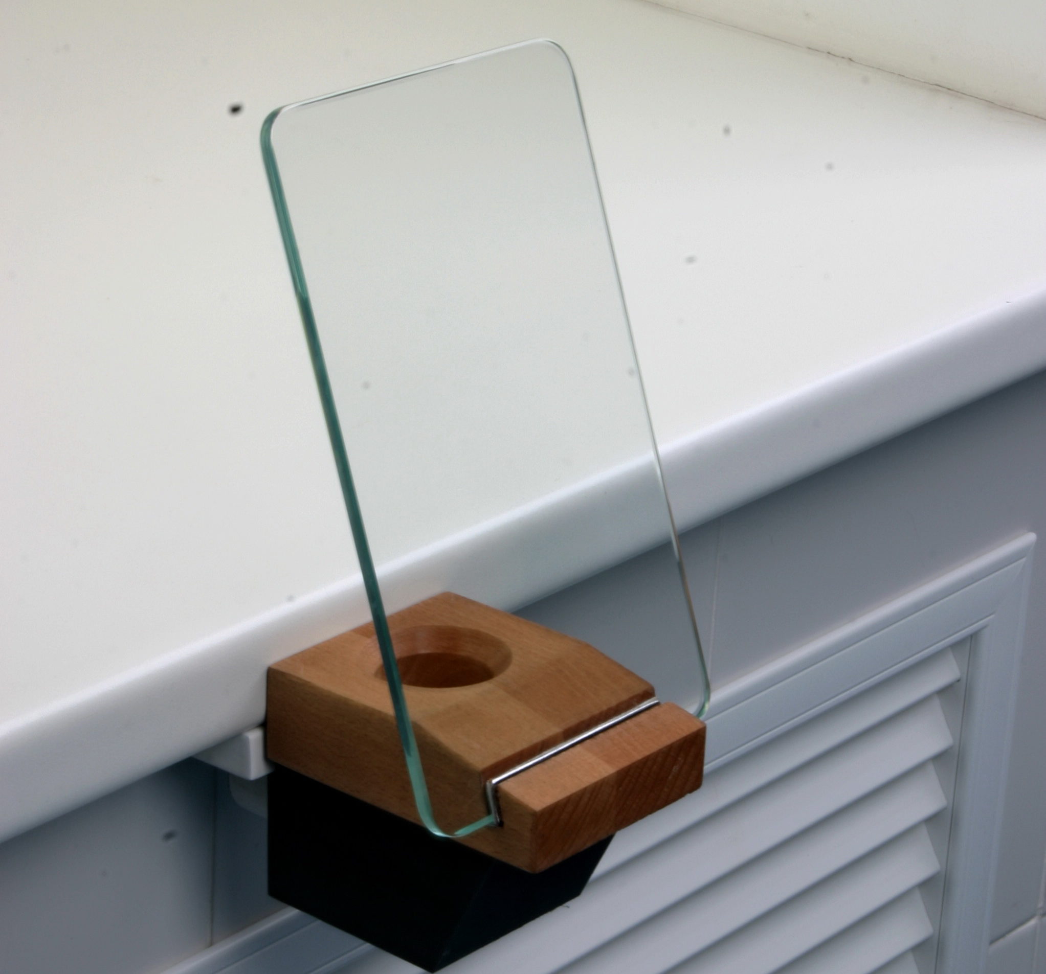 Dismountable bench filing pin with protecting screen-glass