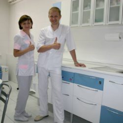 Доктор Павло Олександрович Запорожченко (ЛОР) з асистенткою Ольгою Снісаренко задоволені меблями від «Панмед». Клініка «Віртус», м.Одеса