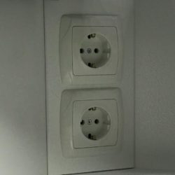Розетки 220 V. Можливість установки розеток стандарту будь-якої країни.